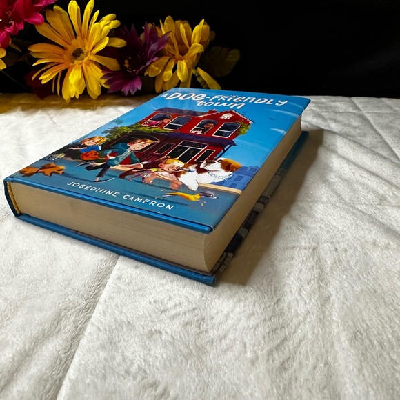 📚New “A Dog-Friendly Town” by Josephine Cameron (2020, Hardcover Book) 📚 - Picture 4 of 8